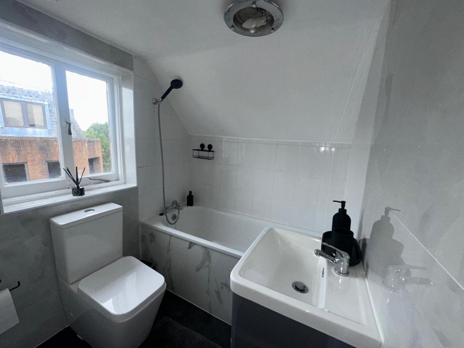 New One Bedroom In Chiswick * London
